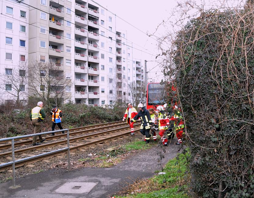 Kind unter Strassenbahn Koeln Porz Steinstr 01.JPG